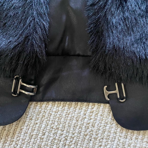 BCBG BCBGeneration faux-fur cropped vest - Picture 5 of 7